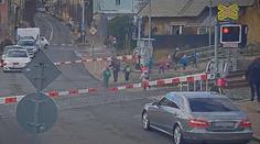 Vodit děti na červenou přes koleje není trestný čin, řekla policie