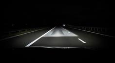 Řidiči si stěžují na oslepující světlomety. Jak předejít nebezpečnému oslnění?