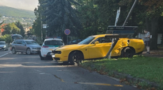 Šéf slovenských špionů havaroval. Jeho rychlý vůz zboural lampu
