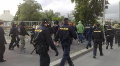 Anarchisté útočili na neonacisty i policisty