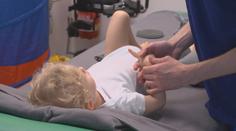 Nemocný Ondrášek potřebuje speciální rehabilitace. Pomáhá mu Patron dětí