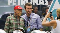S Beckhamem prý pózuje "postarší fanoušek". Byl to Niki Lauda!