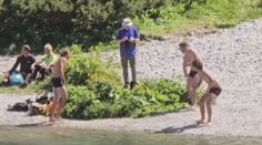 VIDEO: Z chráněného jezera se stalo koupaliště. Tatry zažívají nával turistů