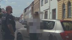 Ulicí v Hradci Králové se proháněl v autě 14letý kluk. Vezl ještě další dvě děti