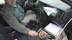 Kutil si v dílně postavil auto na vodu. A je s ním spokojen