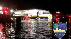 Boeing 737 sjel z dráhy a skončil v řece. Na palubě cestovalo 143 lidí