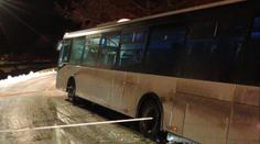 Počasí komplikuje dopravu. Na jihu Čech skončil autobus v příkopu