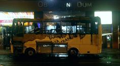V centru Prahy shořel autobus! Plameny poškodily i vedlejší dům