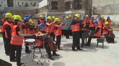 V Brně létal klavír vzduchem. Filharmonici pak hráli na stavbě