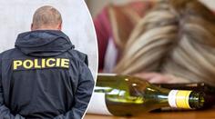 Opilá matka popíjela v parku bez roušky. Dítě skončilo v Klokánku