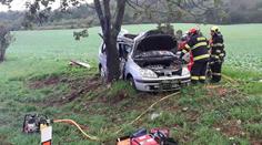 U Blanska narazilo auto do stromu. Z pěti zraněných jsou čtyři děti