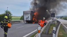 Dva lidé zemřeli při nehodách na D2. Vznikla několikakilometrová kolona