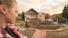 Firma shrábla dotace, dům nikde. Žijeme v garáži a musíme státu vrátit peníze, pláče rodina