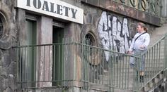 Útok na veřejných záchodech. Důchodce škrtili a obrali o peníze!