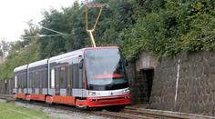 V plzeňské tramvaji dívce poleptali oči. Řidič nepomohl a ujel