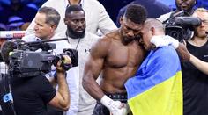 Joshua neunesl prohru, ukradl pásy a vyhodil je z ringu. Usyk jen zíral