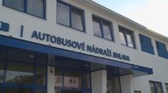 Brutální napadení v Jihlavě! Útočníci mladíky surově mlátili a kopali