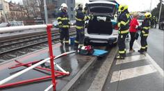 Na tramvajovou zastávku v Praze najelo auto. Čtyři zranění, včetně 105leté ženy