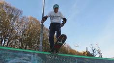 VIDEO: Neuvěřitelné! Tenhle stařík v 88 letech sjíždí skejtové rampy jako puberťák