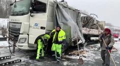 Jeden kamion na D6 rozpáral druhý, pak téměř spadl z mostu