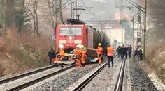 Mladík (†24) zemřel pod koly vlaku, na přejezd vjel na červenou