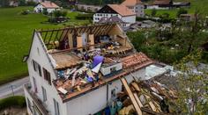 Ve Švýcarsku patrně udeřilo tornádo, padající jeřáb zabil 50letého muže