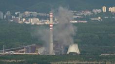 Oblaka prachu a tlaková vlna. Pyrotechnici odpálili pumu v chemičce u Litvínova