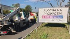 Praha v boji s nelegální reklamou. K zemi šly desítky billboardů