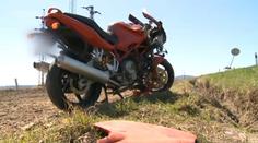 Smrtelná nehoda: Motorkář se zabil o jedinou značku na silnici