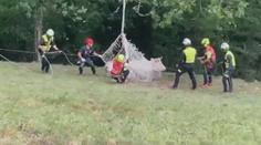 VIDEO: Nevšední využití záchranářského vrtulníku. Transportovali s ním zraněnou krávu