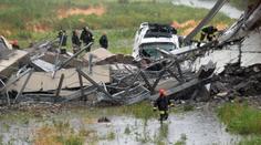 První foto českého kamionu! Zřítil se s mostem v Janově, řidič přežil