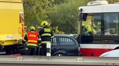 Na pražské silnici se srazil autobus s autem. K nehodě vyrazil vrtulník