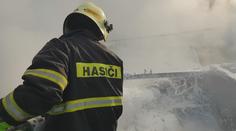 Hasičům zamrzá voda v hadicích. Boj s plameny se mnohdy protahuje