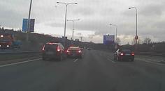 Agresor v BMW trestal pomalejší řidiče na pražském okruhu. Na čí jste straně?