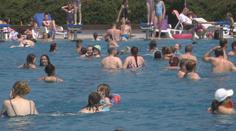 Koupaliště v sobotu praskala ve švech, někde zasahovali i záchranáři