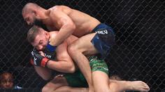 Čimajev získal pás ve střední váze, v UFC porazil Du Plessise na body
