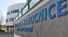 Policie zadržela 10 lidí. Jsou podezřelí z korupce při nákupu pro nemocnice