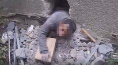 "Klid, neutíkám," uklidňoval strážníky muž, když vylezl dírou z garáže