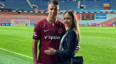 Adame, sluší vám to! Sparťan Hložek představil svou Veroniku