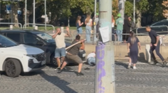 Drsná bitka v Praze. Soupeři použili násadu od krumpáče i pěsti