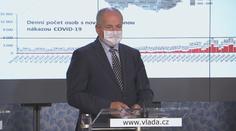Vláda zakázala vycházení v noci, v neděli musí být obchody zavřené