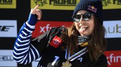 Samková v problémech, snowboardistka si zlomila oba kotníky a musí na operaci