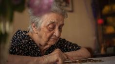 Podvodníci číhali před bankou na seniory. Některým obětem je přes 90 let