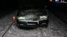Spletl si auto s drezínou. Podnapilý cizinec omylem vyrazil po kolejích