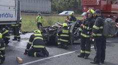 Auto na Pražském okruhu sešrotovaly náklaďáky! Ženu vyprošťovali 40 minut