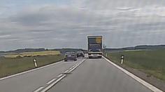 Řidiči měli naspěch. Při předjíždění málem způsobili vážnou nehodu!