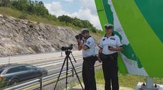 Nepozornost za volantem nebo pasažéři v kufru. V Česku přibývají přestupky na silnicích