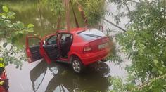Po nehodě u Jihlavy skončilo auto v rybníku. Mladý řidič se zranil