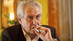 Hrad zaplatí 15 tisíc korun! Zeman si totiž v Brně zapálil cigaretu