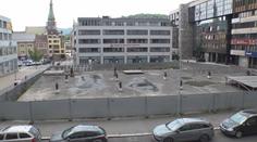 V centru Ústí nad Labem je už 17 let díra. Kolem je akorát bordel, stěžují si místní